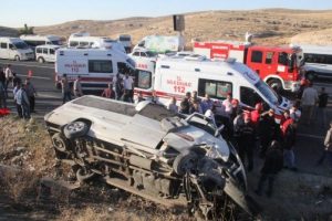 İşçi servisi devrildi: 14 yaralı