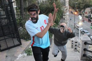 Bursalı tiyatrocu, Arda Turan'ı sopayla kovaladı