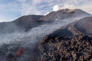 Japonya'da Şinmoedake Yanardağı faaliyete geçti