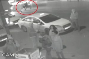 Otomobilin kağıt toplayıcıya çarptığı feci kaza kamerada