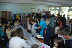 Öğrenciler sokak hayvanları için pasta, börek sattı