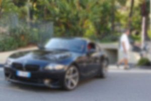 Ünlü yönetmenin spor otomobilini çaldılar! Kızlara laf atarken...