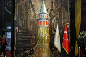 Galata Kulesi'nin 157 kiloluk altın maketi yapıldı