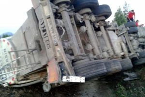 Devrilen TIR'ın sürücüsü hayatını kaybetti