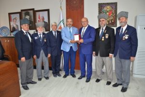 Bursa'da gazilerden İznik Belediye Başkanı Sargın'a teşekkür plaketi