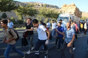 Öğrenci servisi kamyona çarptı: 12 yaralı