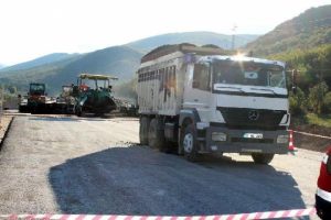Kamyonun altında kalan emekli polis, öldü