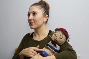 Ördüğü 'saçsız bebekleri' lösemili çocuklara gönderiyor