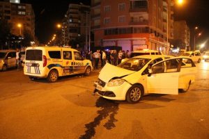 Polis aracı ile otomobil çarpıştı: 5 yaralı