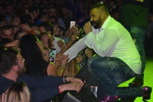 Balkanların sevilen şarkıcısı Azis Bursalıları coşturdu