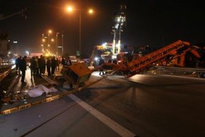 TEM Otoyolu'nda vinç devrildi: 1 ölü, 1 yaralı