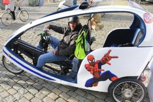 ''Bisiklet taksici'' Köln'ü turistlere anlatıyor