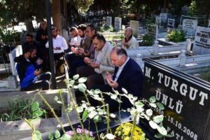 Bursa Orhangazi Belediyesi eski başkanı Turgut Ünlü mezarı başında anıldı