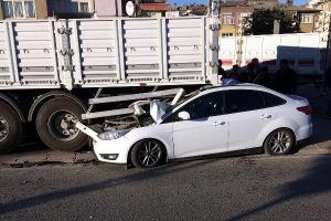 Köpeğe çarpmamak için manevra yaptı TIR'ın altına girdi: 2 yaralı