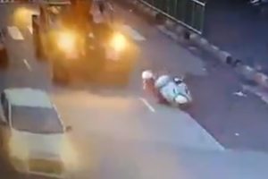 Motosikletli kadın vincin altında kaldı