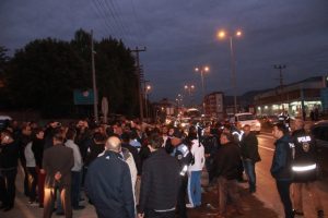 Öfkeli mahalleli karayolunu kapattı