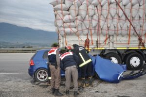 Bursa'da saman yüklü TIR'ın altına girdi: 1 ölü, 3'ü çocuk 5 yaralı