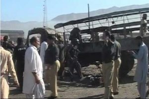 Pakistan'da bombalı saldırı! 7 polis öldü