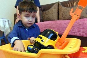 Minik Furkan karanlık dünyasını aydınlatacak yardım elini bekliyor