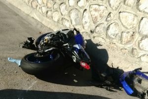 Bursa'da bariyerlere çarpıp bacağı kopan motosiklet sürücüsü öldü