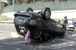 Takla atan otomobilden yara almadan kurtuldu