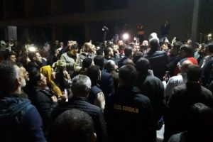 Ankara Büyükşehir Belediyesi önünde hareketlilik