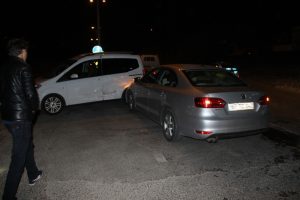 Alkollü sürücü polis aracına çarptı: 2'si polis 5 yaralı