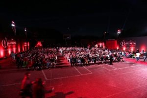 Festivalin ilk filmi yarıda kaldı
