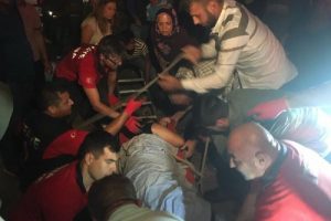 Genç kız komşusunun damına düştü