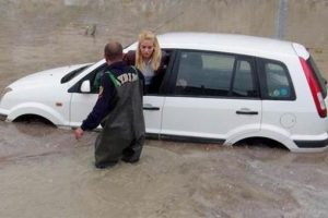15 dakikalık sağanak perişan etti!