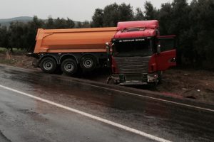Bursa'da virajı alamayan tır zeytin ağaçlarına çarptı!