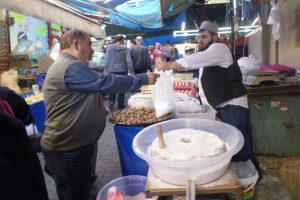 Bursa'da el değirmeninde kaya tuzu öğütüp satıyor