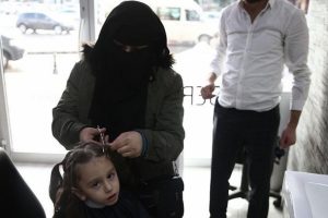 Oğlunun saçını lösemili çocuklar için bağışladı