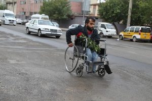 'Gül' için tekerlekli sandalyesiyle her gün 10 kilometre katediyor