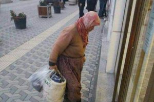 Bankaya çamurlu ayakkabılarını çıkarıp girdi