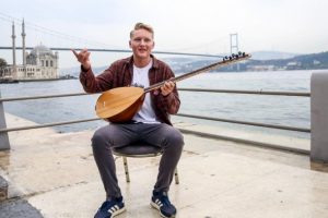 Erasmus gönüllüsü bağlama çalmayı öğrendi