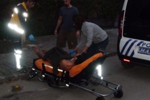 Evinde bıçaklandı, kapı kapı dolaşıp yardım istedi