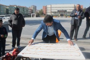 Bir elmadan 5 metre kabuk çıkarıyor: Guinnes'e aday