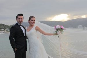 Bodrum uçağında inanılmaz olay! Yolcuların öpücük kavgası