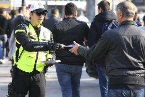 Polis vatandaşa teker teker dağıttı