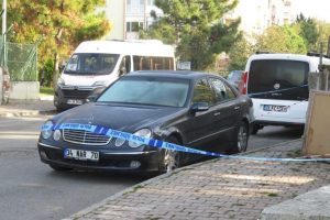 Lüks otomobilde başından vurulmuş halde bulundu