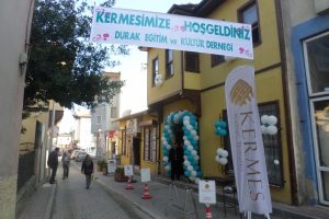 Bursa'da öğrenciler yararına sonbahar kermesine yoğun ilgi
