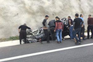 Bursa'da lüks otomobiliyle otobanda takla attı, çevreden yetişenler kurtardı
