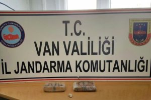 Beline sarılı 1 kilo eroin ele geçirildi