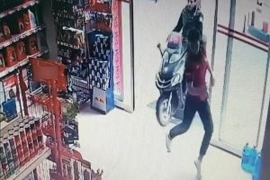 Trabzon'da motosiklet markete böyle girdi