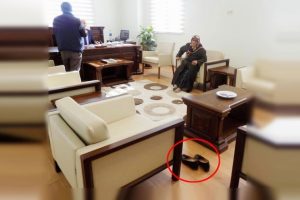 Vali yardımcısının odasında 'halı kirlenmesin' diye ayakkabılarını çıkardı