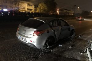 Bursa'da kontrolden çıkan araç bariyerlere çarptı: 2 yaralı