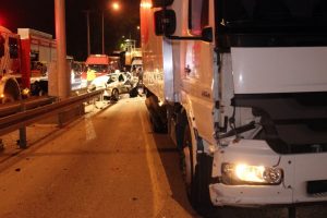 Kamyon otomobile çarptı: 4 yaralı