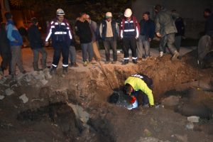 Bursa'da kanalizasyona düşen kuzu kurtarıldı