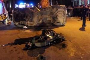 Minibüs devrildi, iki kişi yaralandı